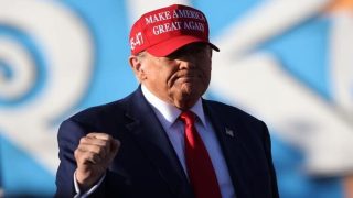 محاولة اغتيال دونالد ترامب: تداعيات سياسية وأثر انتخابي